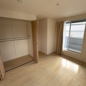 北西側洋室　約6.5畳